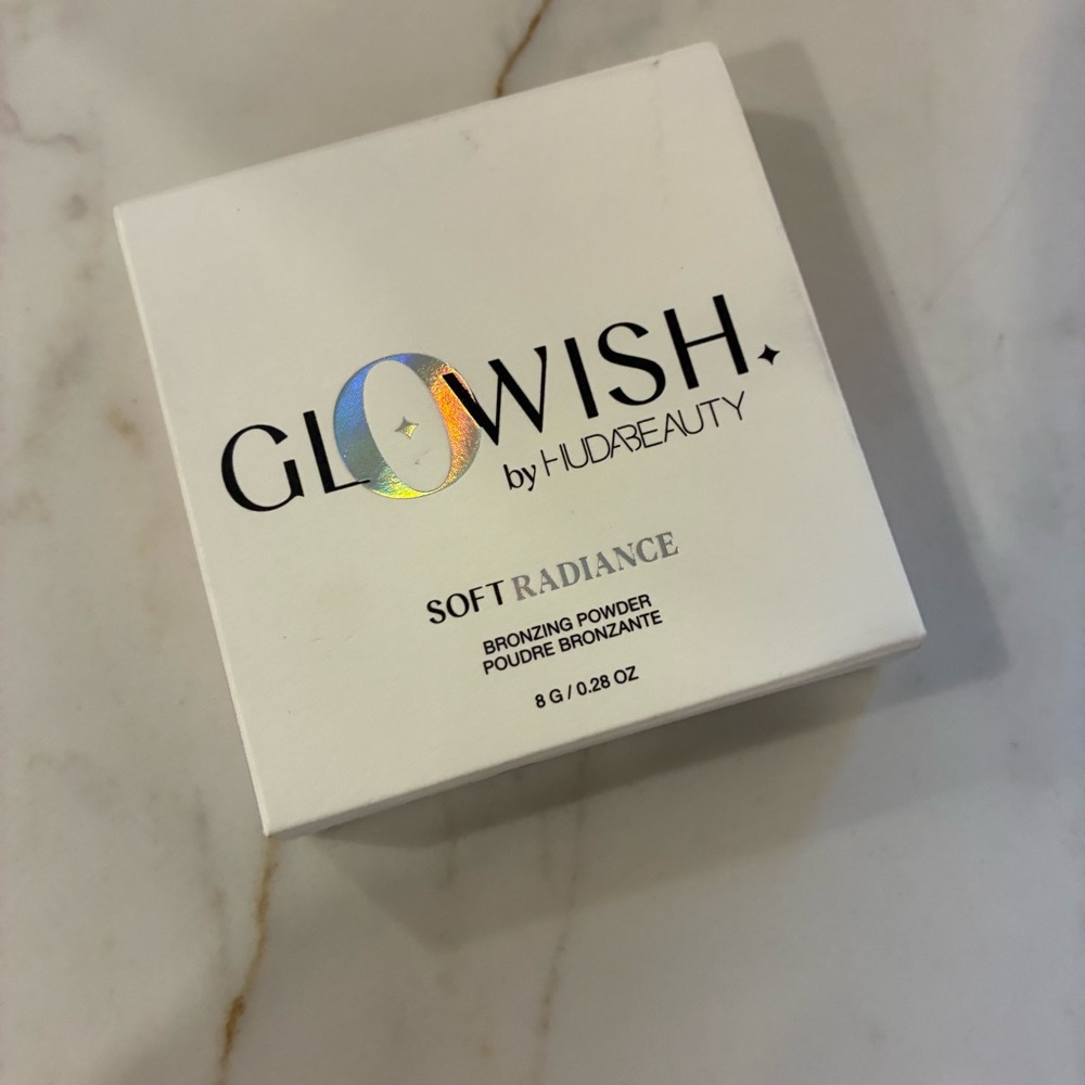 HUDA BEAUTY GloWish Luminous Pressed Powder in Light Medium. Brand new! quality!
